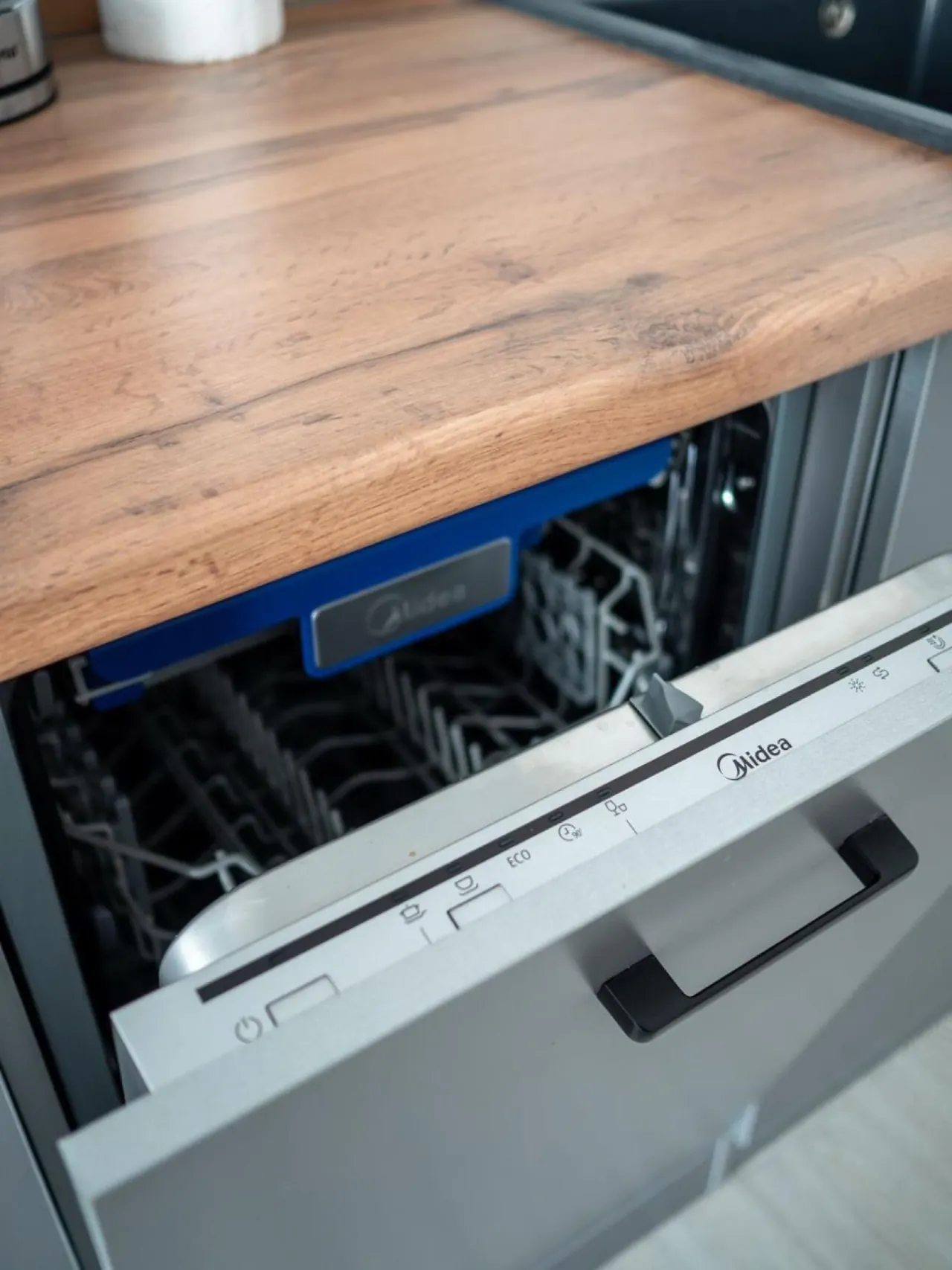 Integrated dishwasher in the kitchen run
